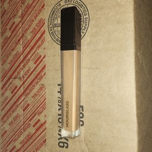 Hourglass Vanish concealer
